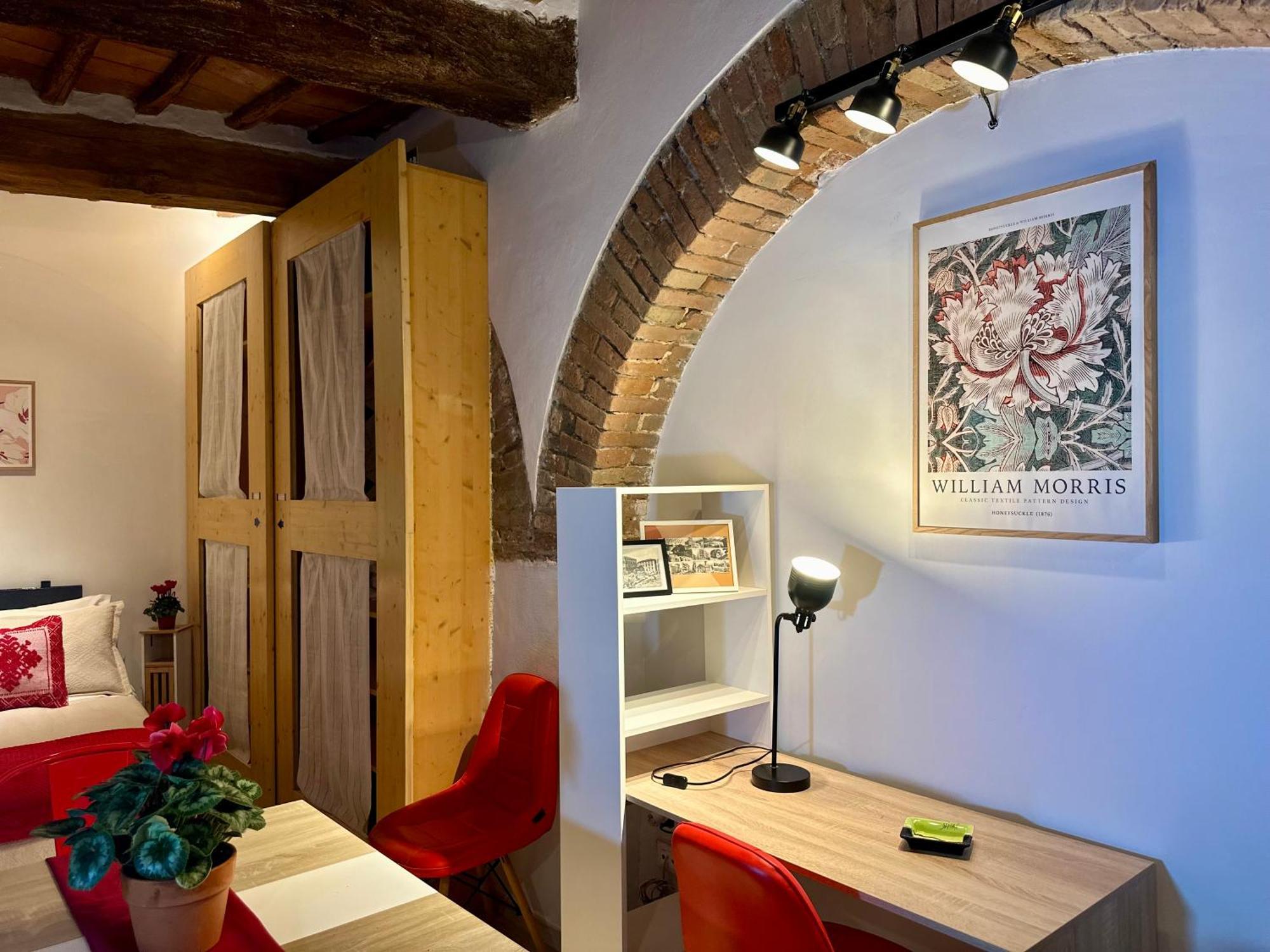 Natural Red Passion In Downtown * Perugia
