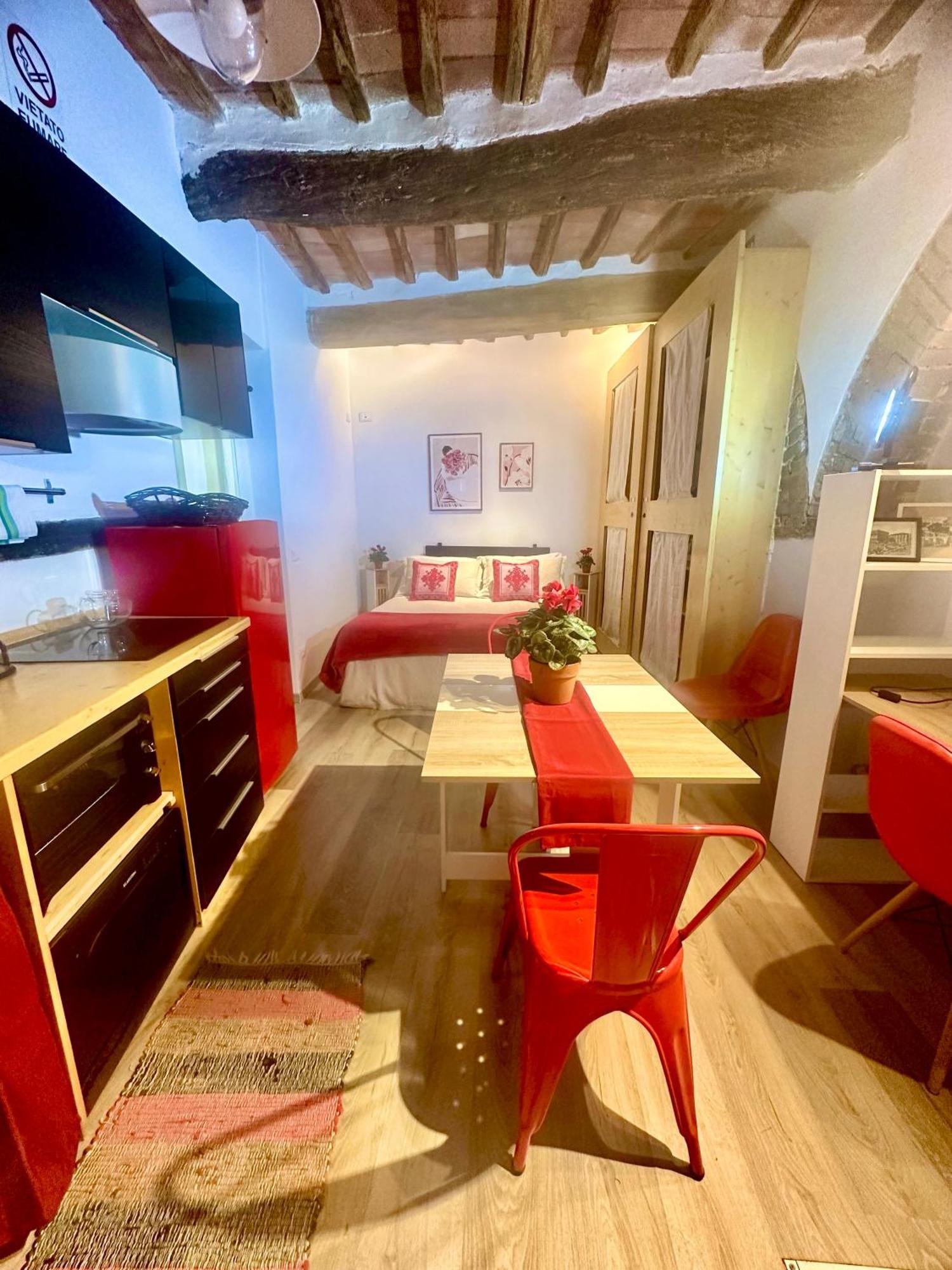 Natural Red Passion In Downtown Apartment Perugia
